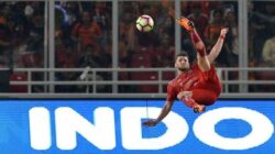 Pemain persija jakarta marko simic saat tendangan salto