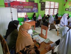 Jajaran Polres Agam Lakukan Pendampingan Terhadap Dinas Kesehatan Dalam Vaksinasi Masal Di Sekolah