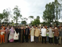 Buka Puasa Bersama Petugas Kebersihan Dan Pertamanan,Bupati Mashuri Bagikan Paket Sembako