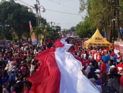 Pecahkan Rekor MURI, Kirab Bendera Merah Putih Sepanjang 2.500 Meter Keliling Kota Muara Bungo