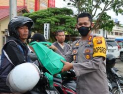 Ringankan Beban Tukang Ojek Pasca Kenaikan BBM, Kapolres Bungo Bagikan Paket Sembako.