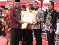 Aktif Dukung Sektor Pertanian, Bupati Bungo Dapat Pengharga’an Dari Mentan RI Saat Penas XVI.