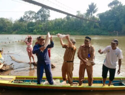 Pembuka’an Lubuk Larangan Sanggam di Dusun Tanjung, Asisten II Bersama Rio Hasan Ikut Tangkap Ikan.