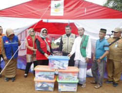 Sambangi Korban Banjir, Bupati H. Mashuri Berikan Bantuan Nasi Bungkus.