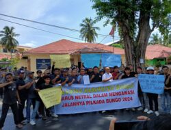 Tuntut Netralitas, Massa Unjuk Rasa di Kantor Bawaslu Bungo