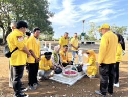 Rayakan Hut ke 60, Kader Golkar Bungo Ziarah dan Tabur Bunga Kemakam Pahlawan