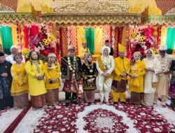 Hj. Hesti Haris Saksikan Penganugerahan Gelar Adat kepada Bupati Tanjung Jabung Timur