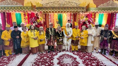 Hj. Hesti Haris Saksikan Penganugerahan Gelar Adat kepada Bupati Tanjung Jabung Timur