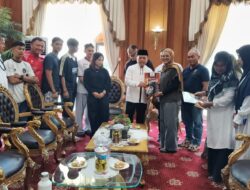 Tunaikan Janji, Gubernur Al Haris Umrohkan Orang Tua Peraih Emas PON Aceh–Sumut