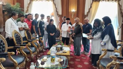 Tunaikan Janji, Gubernur Al Haris Umrohkan Orang Tua Peraih Emas PON Aceh–Sumut