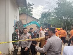 Longsor Di Dusun Empelu, Personel Polres Bungo Sigap Turun Langsung Evakuasi Korban, 2 Anak Meninggal Dunia.