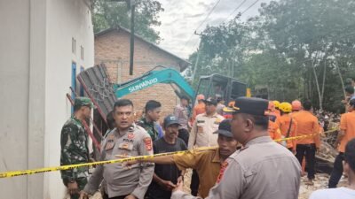 Longsor Di Dusun Empelu, Personel Polres Bungo Sigap Turun Langsung Evakuasi Korban, 2 Anak Meninggal Dunia.