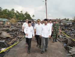 Gubernur Al Haris Tinjau Korban Kebakaran di Tanjab Barat, Serahkan Bantuan dan Ajak Gotong Royong