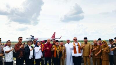 Resmi Mengudara di Muara Bungo , Bupati Dedy Putra  Dampingi Gubernur Al Haris Sambut Pendaratan dan Penerbangan Perdana Pesawat Batik Air