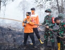 Kawasan Gambut Londerang Kembali Terbakar, Al Haris Turun ke Lokasi dan Uji Zat Pemadam Api Gambut