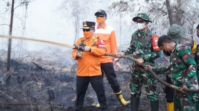 Kawasan Gambut Londerang Kembali Terbakar, Al Haris Turun ke Lokasi dan Uji Zat Pemadam Api Gambut