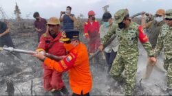 Gubernur Al Haris Berjibaku Padamkan Karhutla di Muaro Jambi, Dorong Masyarakat Manfaatkan Program PLTB