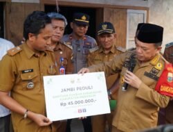 Tinjau Lokasi Kebakaran Desa Tunggul Bulin, Gubernur Al Haris Serahkan Bantuan dan Siap Bantu Bedah Rumah Warga